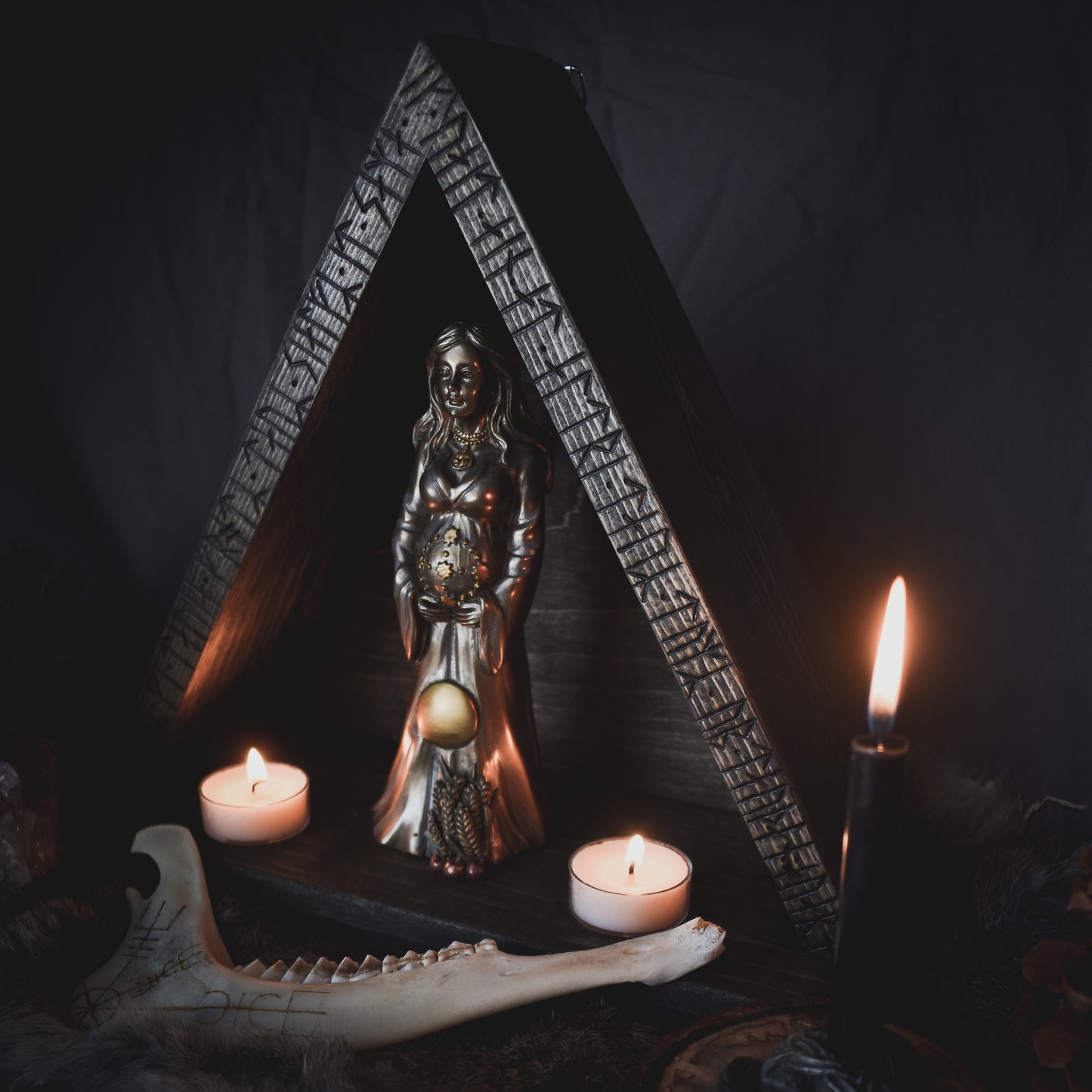 Small Triangle Altar - 12 inch - Hávamál, Stanza 77