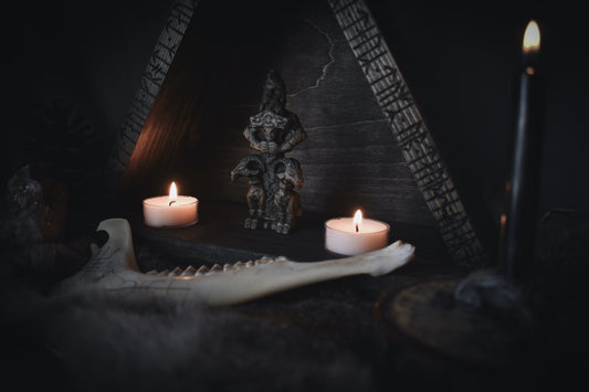 Small Triangle Altar - 12 inch - Hávamál, Stanza 77